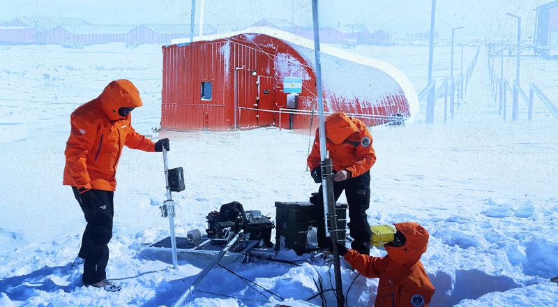 Personas trabajando en la Antártida.