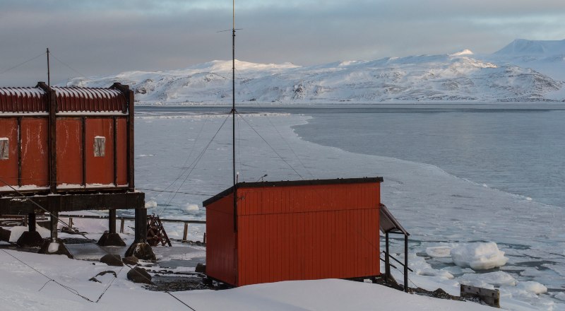 Una postal del congelamiento de las aguas frente a la Base Antártica Carlini, ubicada en la Isla 25 de Mayo de la Antártida Argentina, en julio de 2021.