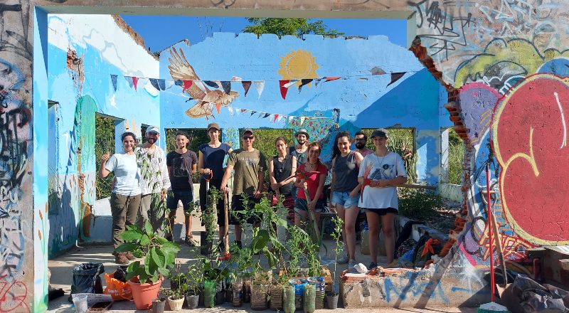 Parte del grupo de vecinos de Vicente López que trabajan por la restauración del Yrigoyen.