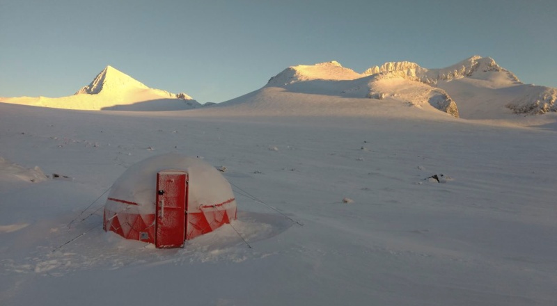 Un refugio móvil argentino que resiste condiciones climáticas adversas como las de alta montaña y temperaturas y vientos antárticos extremos, en Base Esperanza, en 2017.