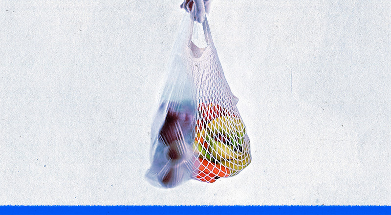 Una bolsa de plástico con alimentos.