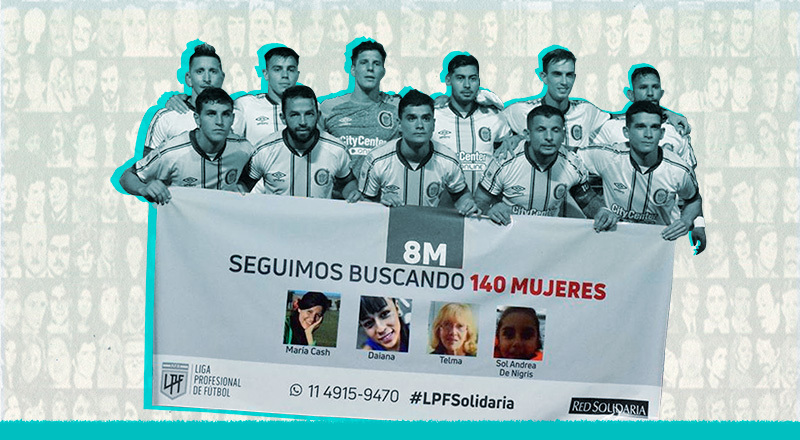 Un equipo de fútbol posa con el afiche de búsqueda de 140 mujeres.