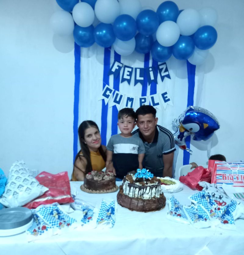 Karen, junto con Ángel y Tahiel en un festejo de cumpleaños.