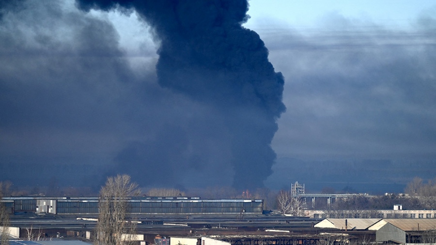 Una foto del humo que sube tras un bombardeo en Ucrania.