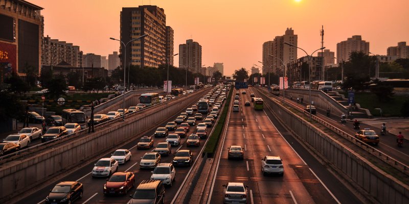 muchos autos conduciendo en una carretera