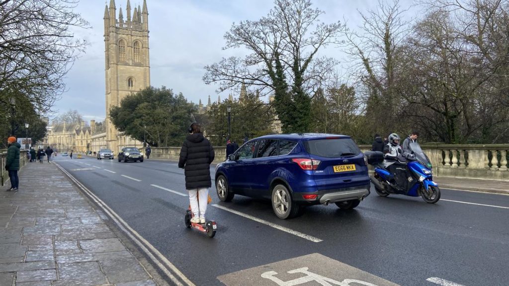 Desinformación, escudos con cobayas y postes en llamas: la batalla por limitar los autos en Oxford