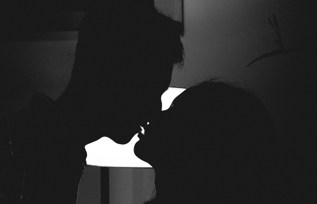 Hace cuánto comenzamos a darnos besos románticos (y cómo el herpes labial nos está ayudando a entenderlo)