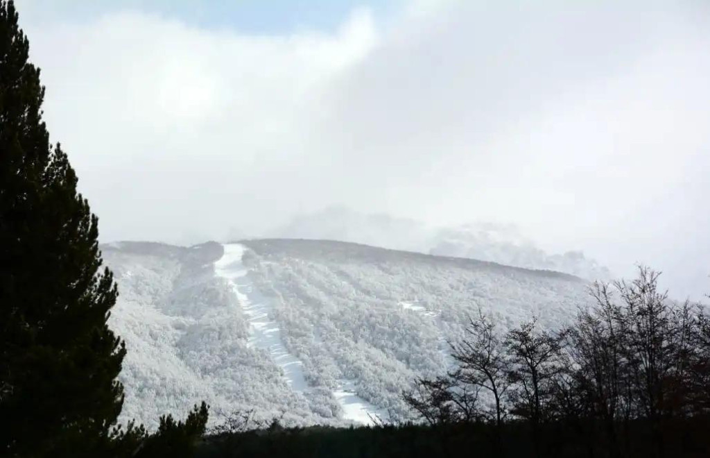 Vacaciones de invierno en El Bolsón: el Cerro Perito Moreno espera cubierto de nieve