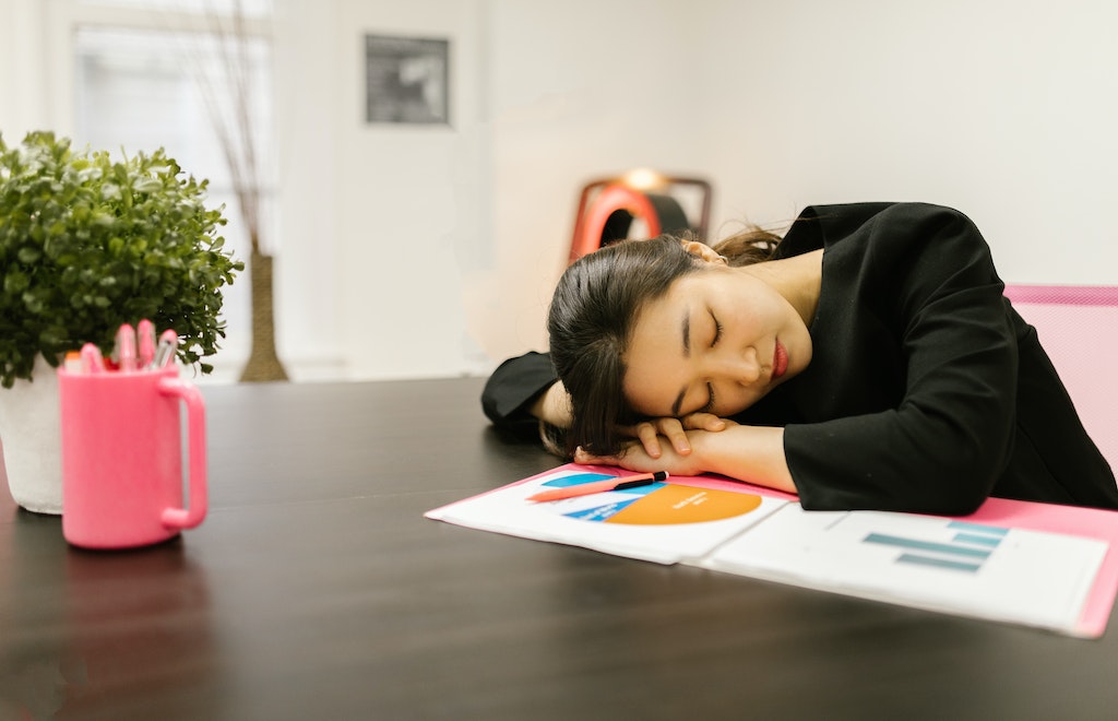 La señal que necesitabas: por qué dormir siestas regulares cortas podría beneficiar al cerebro