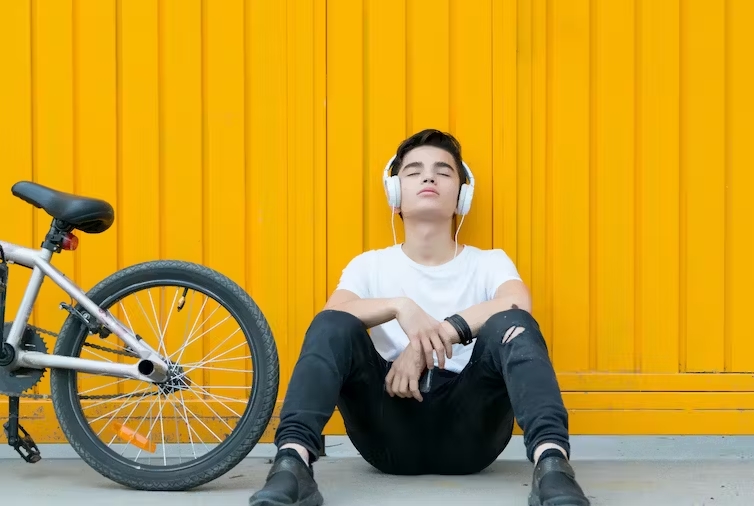 Los peligros de usar auriculares para la salud auditiva (y especialmente la de los jóvenes)