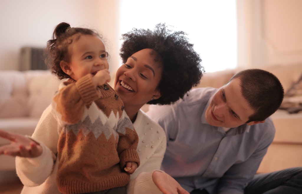 Kit para nuevos papás y mamás: ejercitar la atención plena reduce el estrés y aumenta la satisfacción