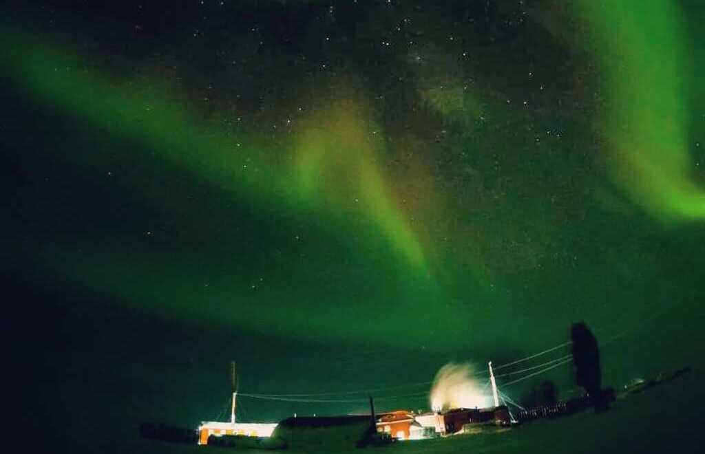 Show de luces verdes y rosadas en el cielo de la Antártida Argentina: las fotos de la reciente aurora austral