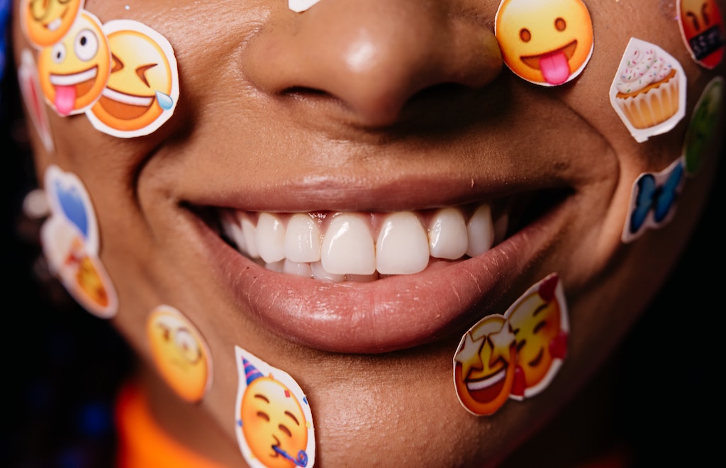 ¿Entendemos mejor los emojis que las expresiones faciales reales?