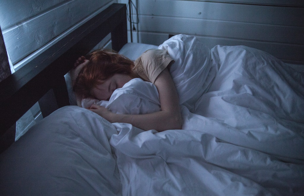 Qué hacer cuando el bucle de pensamientos no deja dormir: dos consejos para el insomnio imprevisto