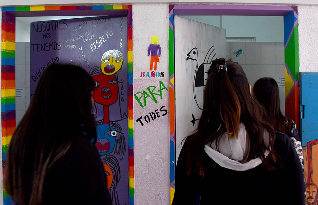 Baños inclusivos: cómo pensar sitios seguros en la escuela y reducir la violencia