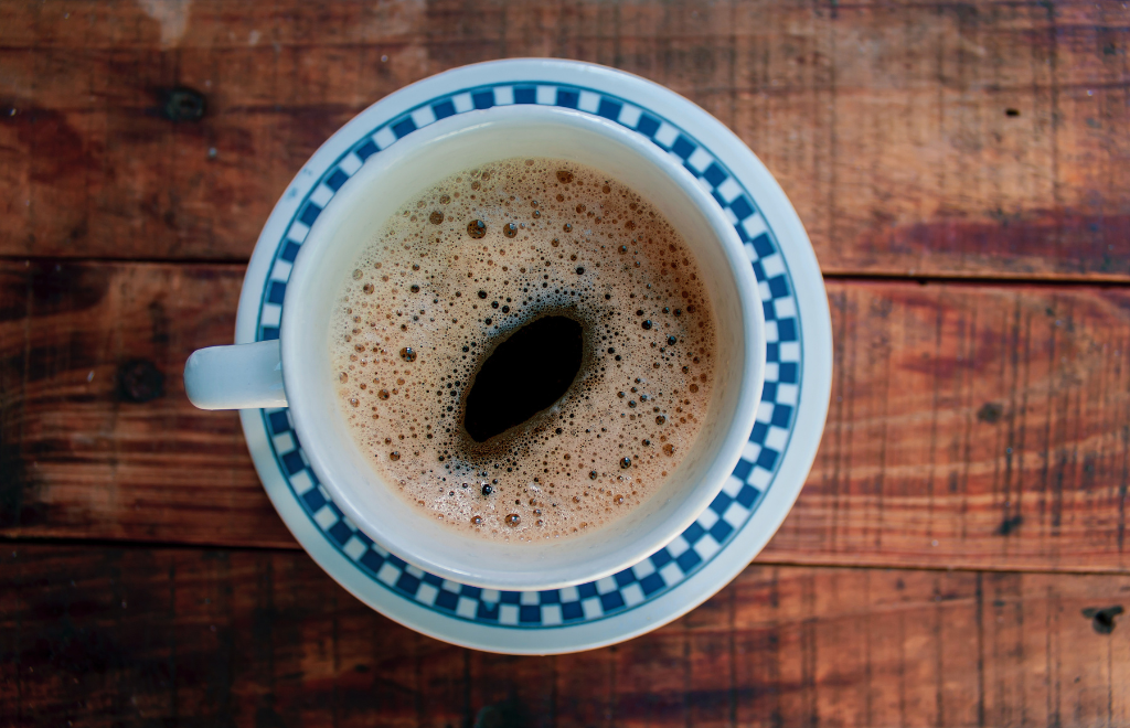 Por qué el café no sustituye el sueño (ni ayuda a evitar errores al estudiar o trabajar)