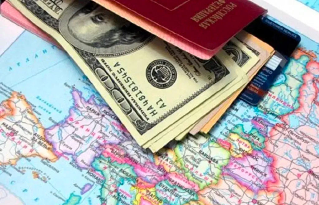 Dólar turista: cómo ahorrar en los gastos con tarjetas de viajes al exterior