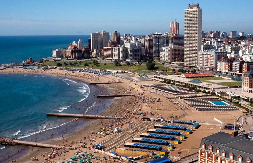 Esta playa argentina compite por ser la más linda de América del Sur