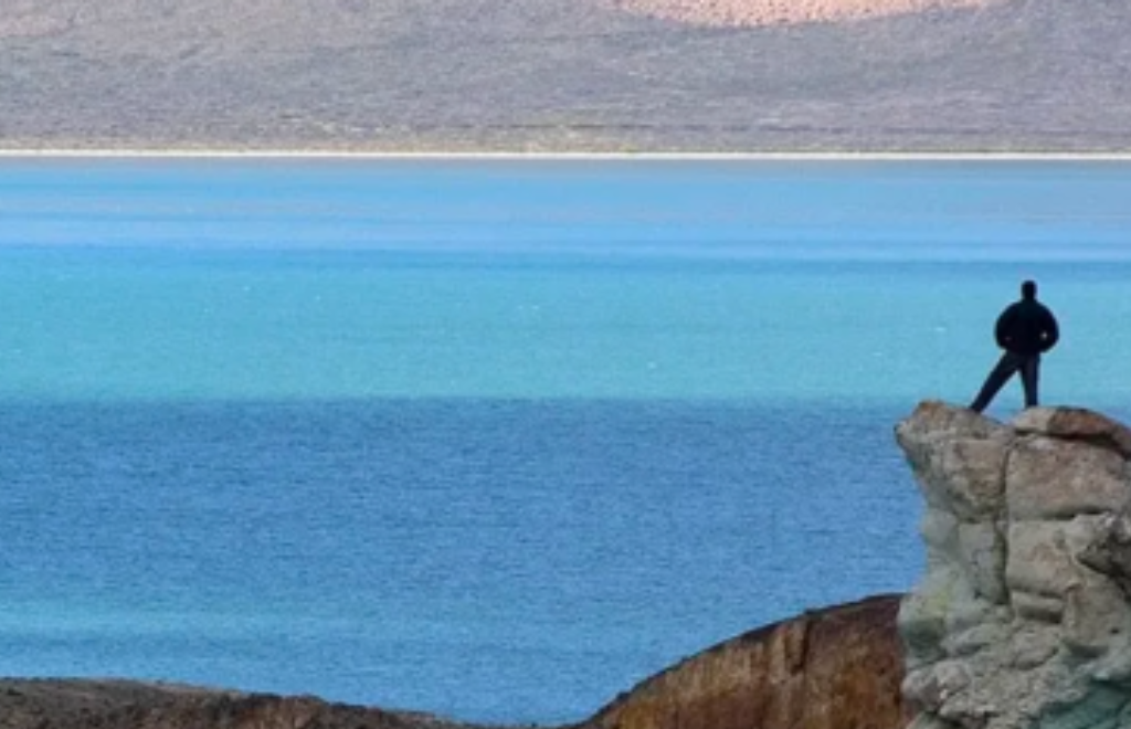 Una confluencia de dos lagos salvajes, el Posadas y el Pueyrredón, sucede en el paisaje agreste de una de las regiones más inhóspitas y menos visitadas de la Patagonia Austral.