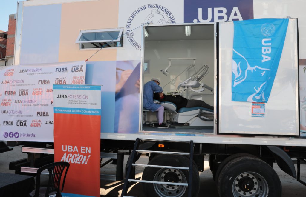 La UBA sumó dos camiones de última generación para que los estudiantes de odontología den atención y prótesis gratuitas