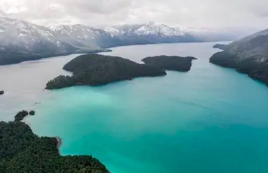El lago hermoso de la Patagonia escondido en la cordillera y que solo se llega de a pie