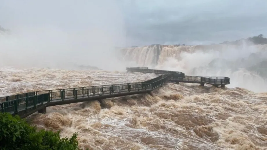 La crecida del agua en las Cataratas del Iguazú: permanecerán cerradas y evalúan daños