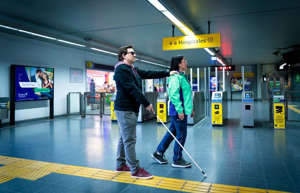 La concesionaria del subte trabaja con una ONG para mejorar la accesibilidad para personas con discapacidad visual