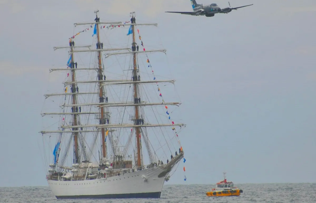 Fue a ver a la Fragata Libertad en Puerto Madryn, se emocionó y su video da la vuelta al mundo