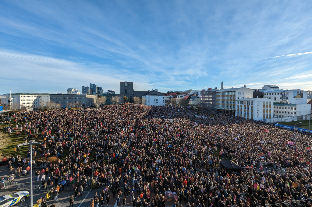 La primera ministra islandesa se une a la huelga de mujeres para reclamar contra la brecha salarial