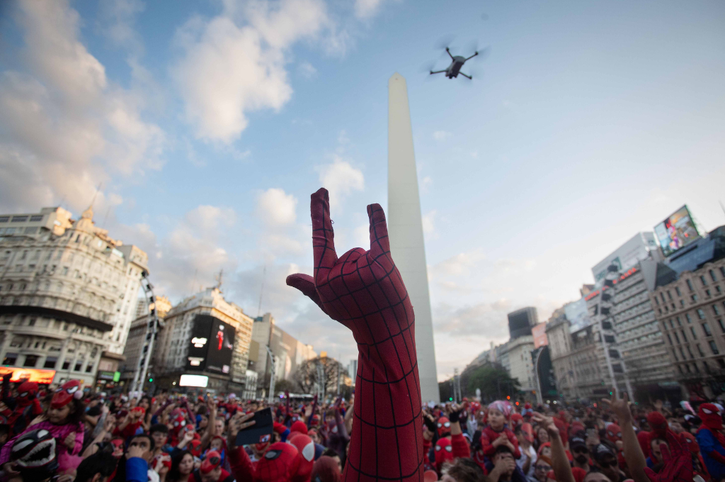 Más de 1.000 personas disfrazadas de Spiderman superaron un record Guinness en el Obelisco