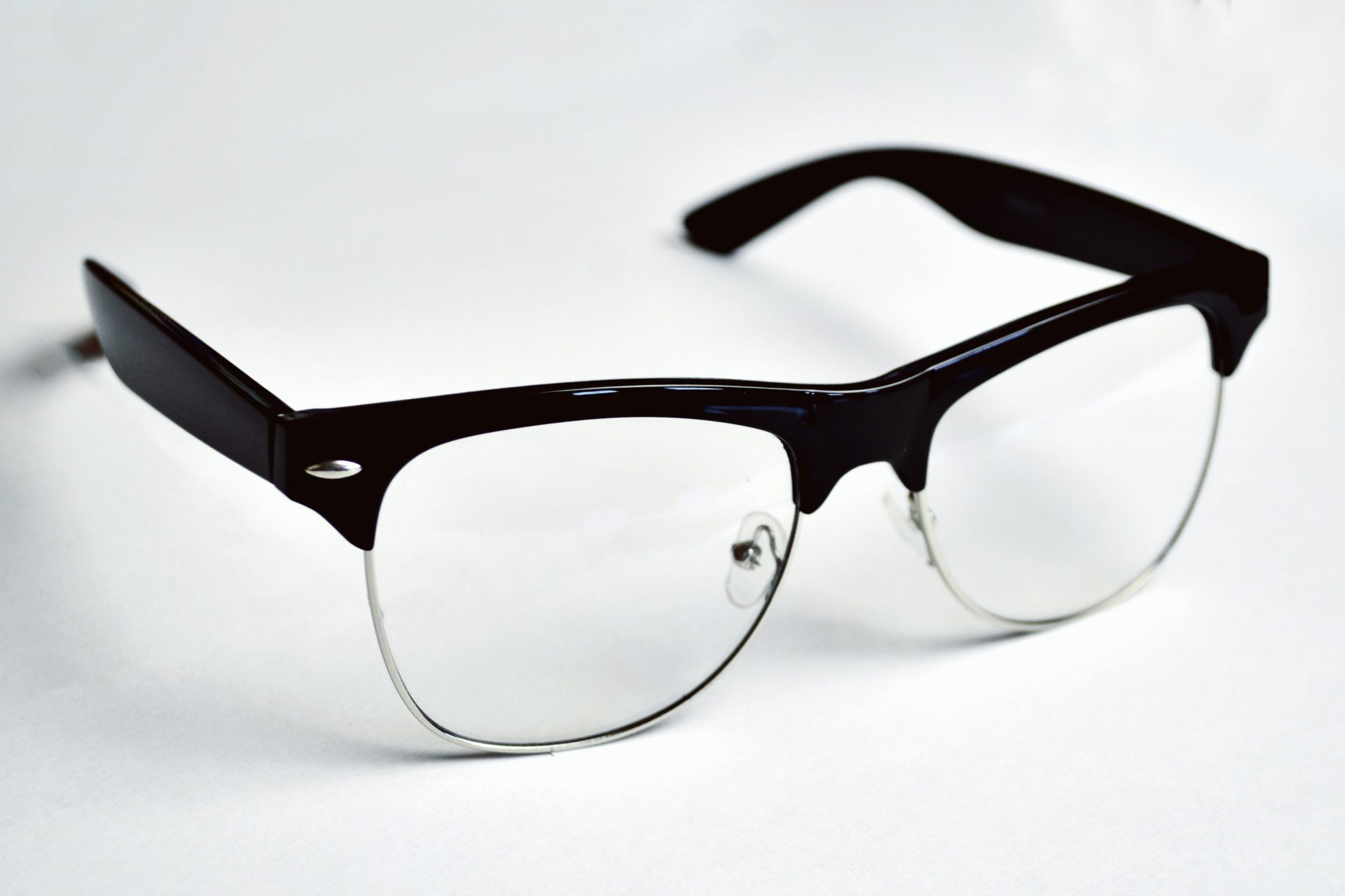 Crearon gafas con IA para que las personas ciegas puedan reconocer su entorno a través de sonidos