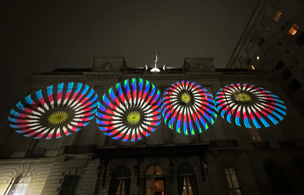 Artistas argentinos crearon una obra colectiva que se proyecta sobre la fachada del Palacio Bosch