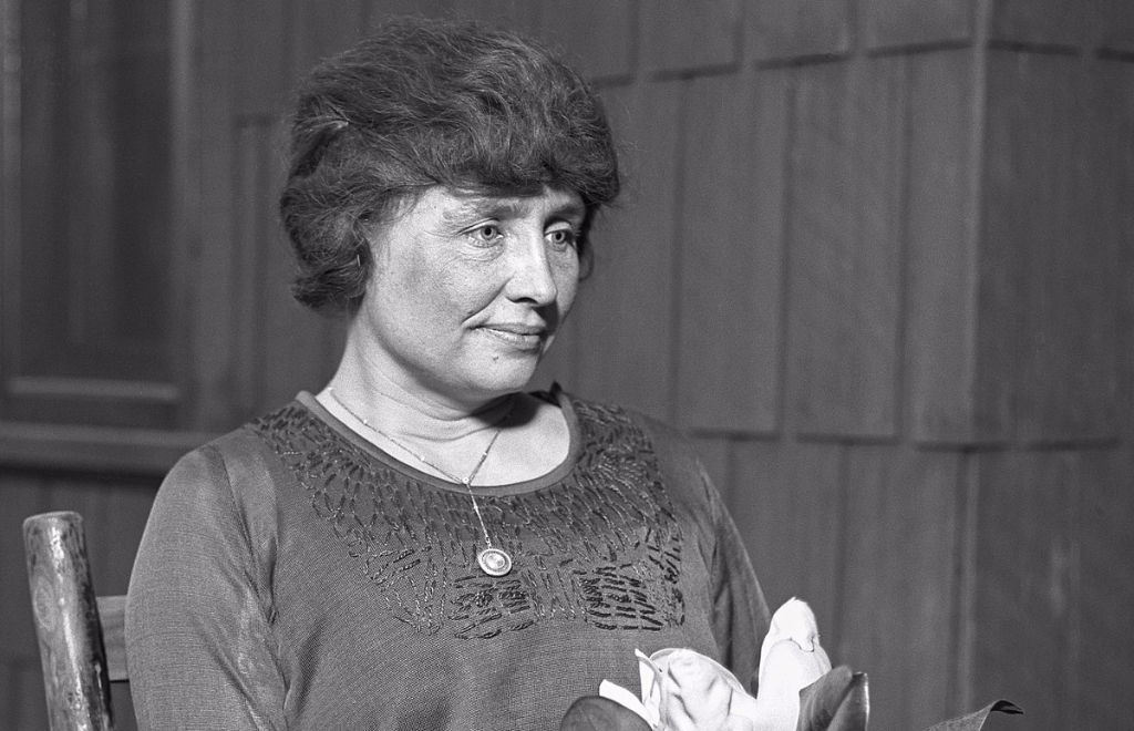 Protagonistas olvidadas: Helen Keller, la mujer sordociega que luchó por los derechos de las personas con discapacidad
