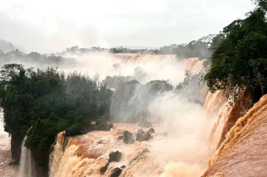 Cataratas del Iguazú: hoy reabren los circuitos en medio de la histórica crecida