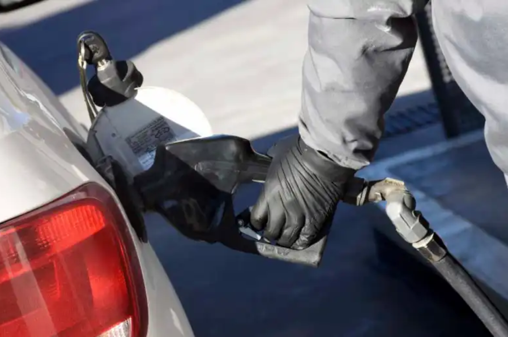 Fin del congelamiento: YPF aumentó los precios de la nafta y el gasoil entre un 10 y 12%