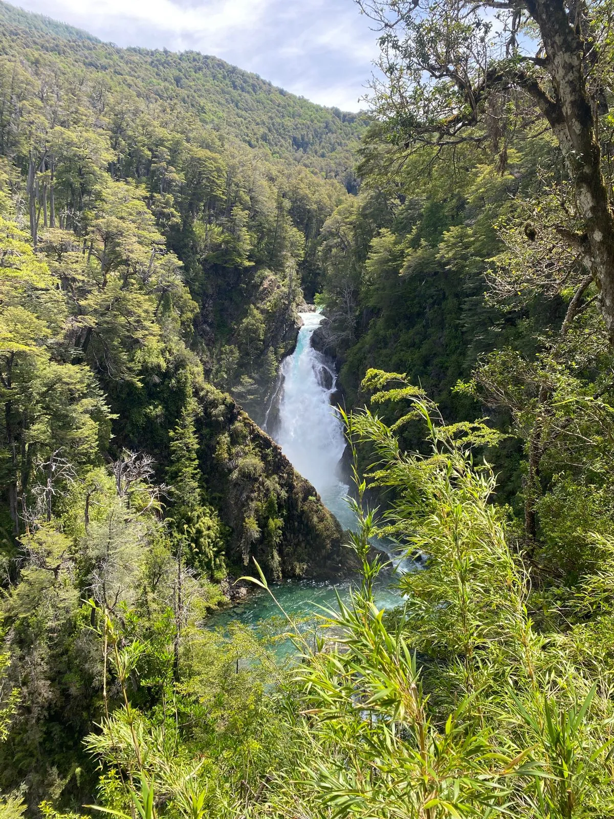 Llegaron a la «cascada mágica» que une Chile con Argentina y así muestra su furia