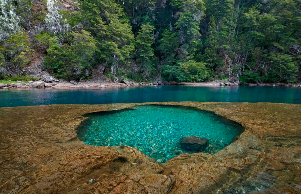 Los mágicos piletones de agua transparente para el verano cerca de Bariloche