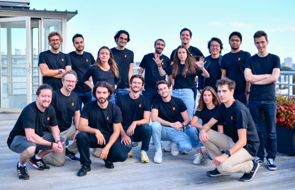 Mistral, la nueva startup francesa que desafía a gigantes de la IA al permitirte crear tu propio chatbot 