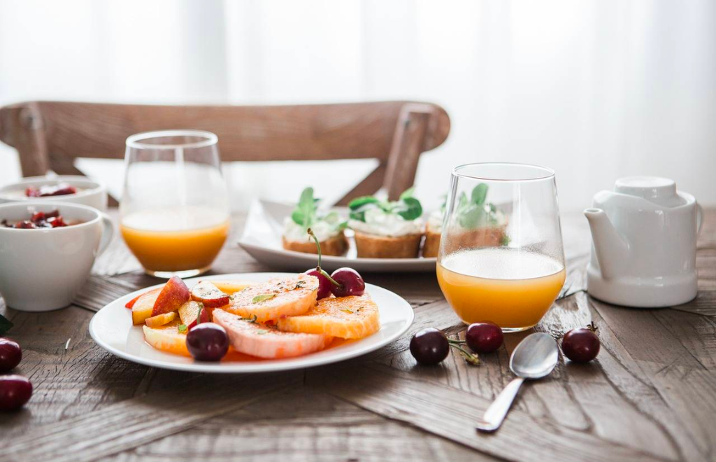 Desayunar y cenar temprano podría reducir el riesgo cardiovascular