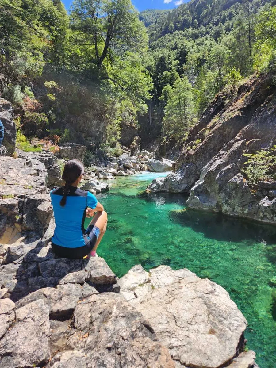 Solos en el paraíso: épico trekking a los pozones escondidos del río Azul en El Bolsón