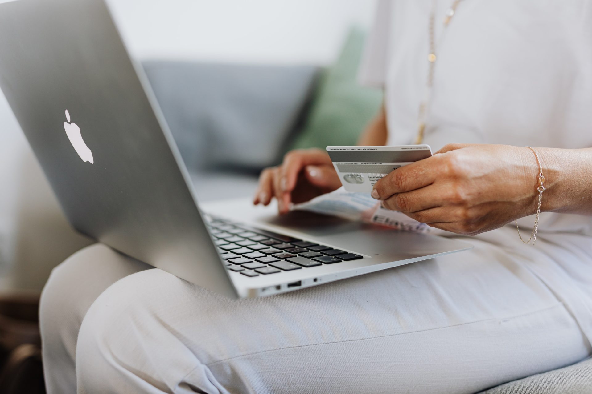 Seis consejos para evitar estafas al comprar online (y por qué es útil desconectarnos un poco)