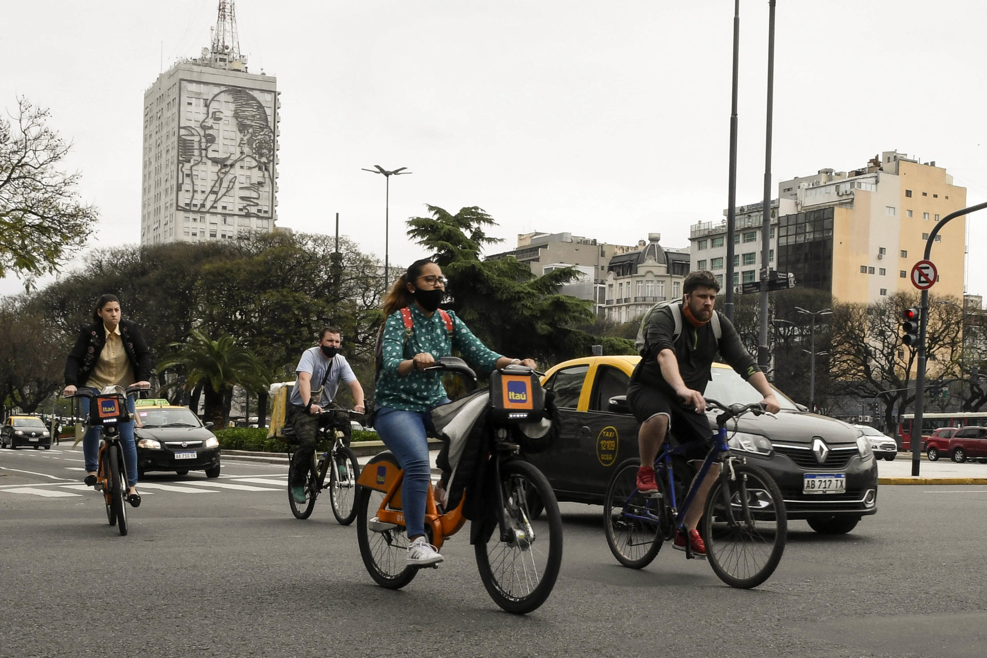 Diez circuitos autoguiados para redescubrir la esencia de los barrios porteños en bicicleta