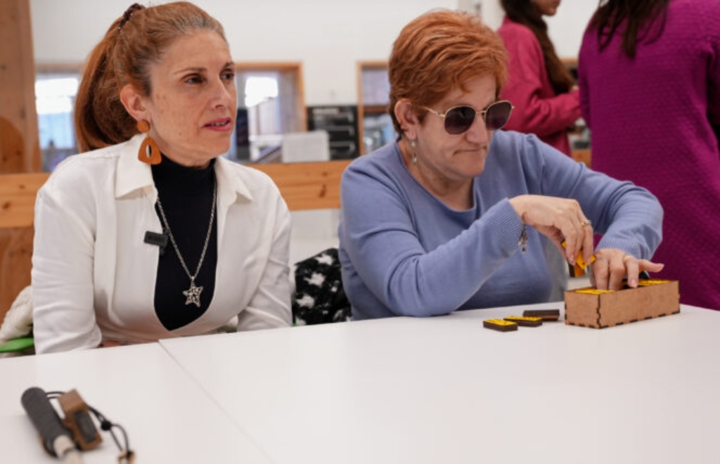 Diseñaron juegos de mesa que pueden disfrutar personas ciegas y con discapacidad visual