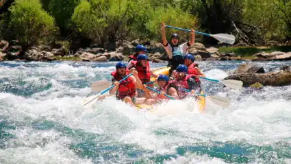 Las aventuras de Gala, la primera guía de rafting de Neuquén, en un paraíso de la Patagonia