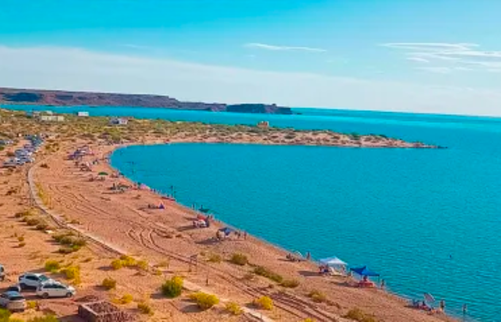 Pueblo Blanco: una playa de arena suave y «un mar dulce» cerca de Neuquén