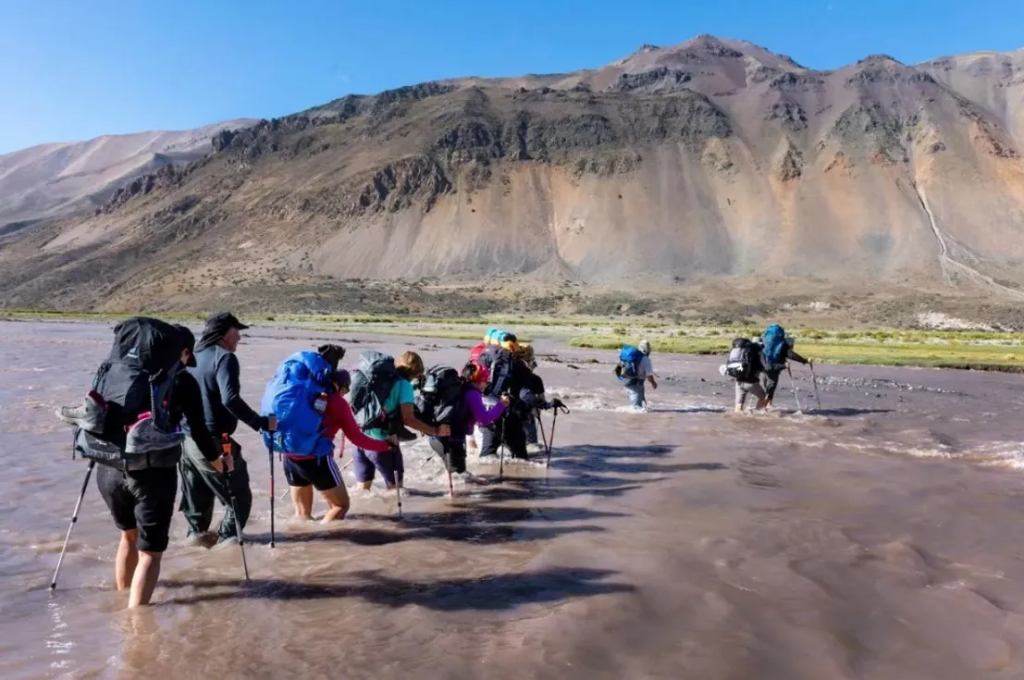 El boom de la expedición al avión de la tragedia de los Andes de la mano de Netflix: cómo es y cuánto cuesta
