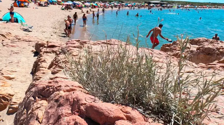 Piedras Coloradas, a 5 km al sur de Las Grutas, fue elegida la tercera playa más linda de la Argentina