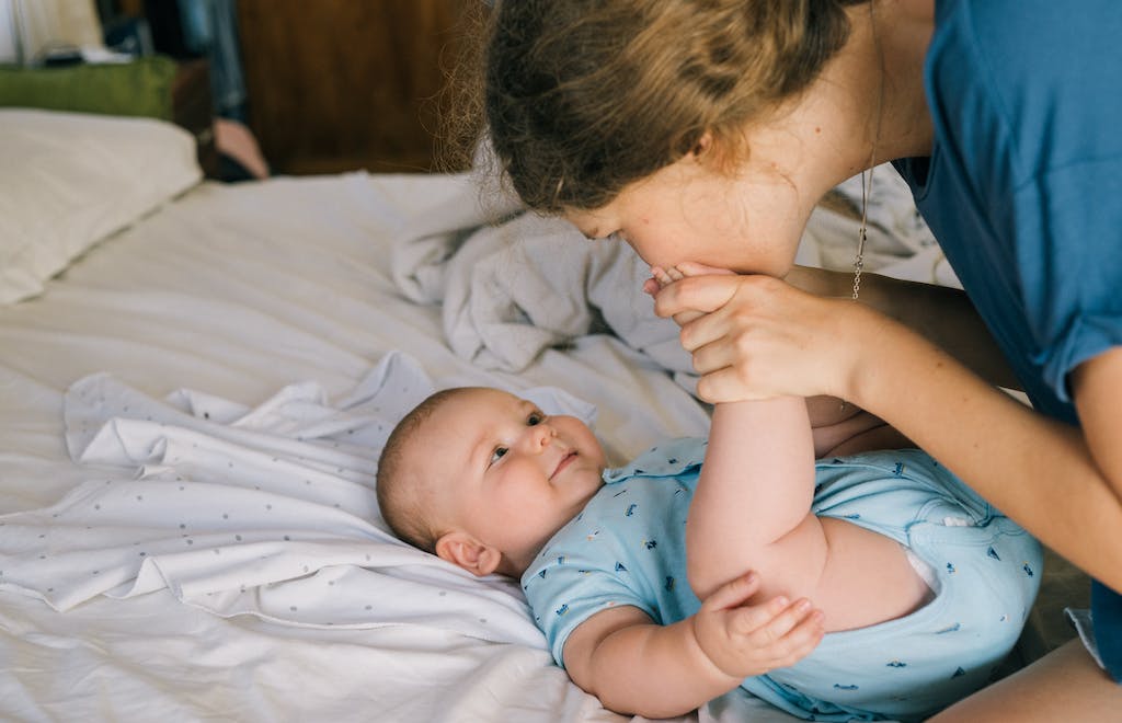 Hablarle a los bebés ayuda a ampliar su vocabulario y que sean más conversadores