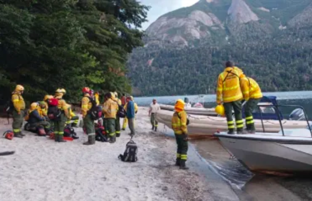 Bariloche y el incendio en el parque Nahuel Huapi: la lluvia no fue suficiente y viajan bomberos en auxilio