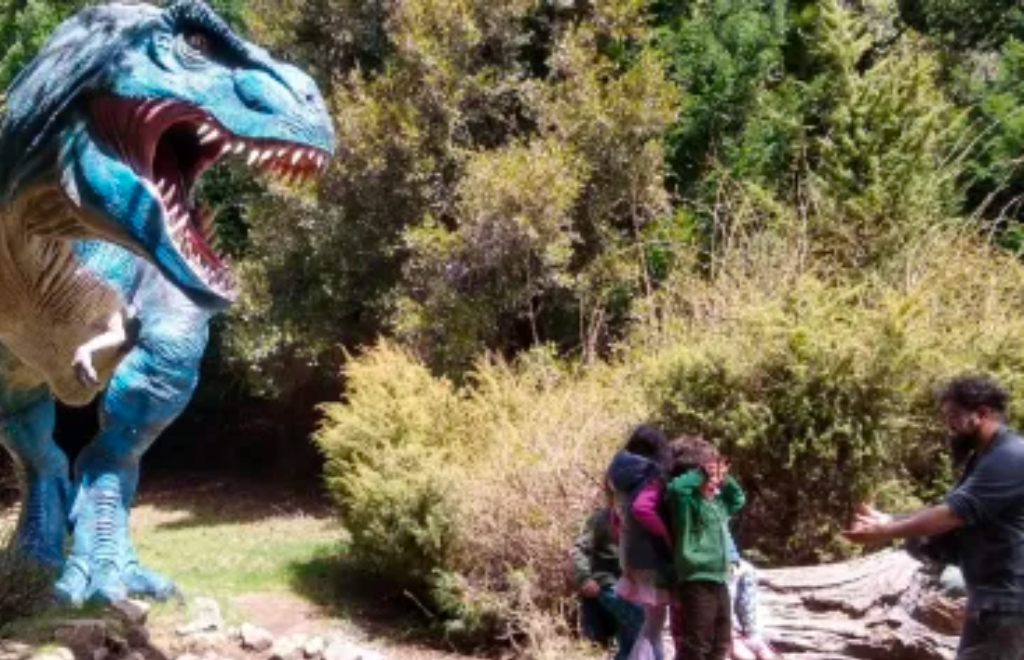 Bariloche con niños: un mundo de dinosaurios en medio del bosque, el Parque Nahuelito